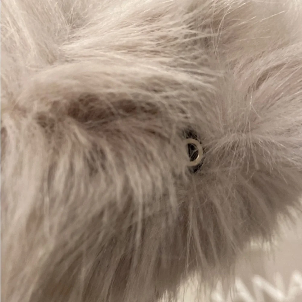 BANANA REPUBLIC Faux fur light grey earmuffs WITH HEADPHONES PORTS
NO CORD - Picture 4 of 8